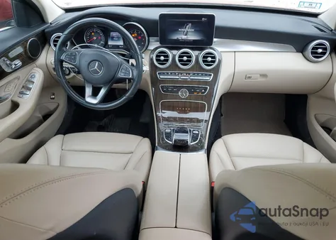 2016 Mercedes-Benz C 300 4Matic z USA, uszkodzony, nr VIN 55SWF4KB7GU171269